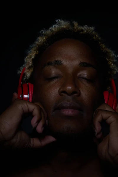 Hombre Afroamericano Con Auriculares Inalámbricos Rojos Escucha Música Disfruta Música — Foto de Stock