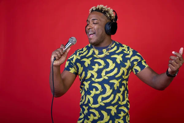 Retrato Positivo Disfrutando Hermoso Hombre Africano Con Micrófono Auriculares Cabeza — Foto de Stock