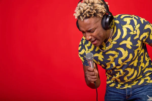 Retrato Positivo Disfrutando Hermoso Hombre Africano Con Micrófono Auriculares Cabeza — Foto de Stock