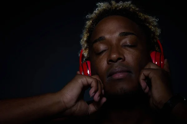 Hombre Negro Con Auriculares Inalámbricos Rojos Escucha Música Disfruta Música — Foto de Stock