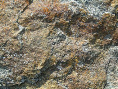 Taş ile sarı bir taşma 