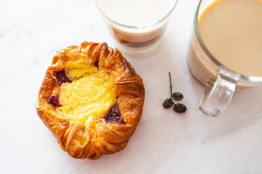 Fransız börekleri, tereyağı ve frenk üzümü ile doldurulmuş, yakın plan.