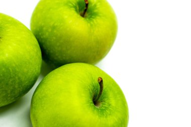 Lezzetli yeşil elma, beyaz arka planda.