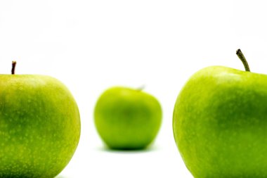 Lezzetli yeşil elma, beyaz arka planda.
