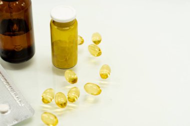 Çeşitli ilaçlar: tabletler, su toplayan tabletler, ilaçlar, makro, seçici odak, kopyalama alanı