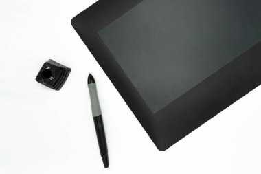 Dijitalleştirilmiş kalemle profesyonel grafik tableti. Beyaz bir arka planda izole edilmiş. Yüksek çözünürlüklü fotoğraf.