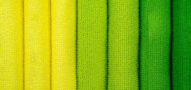 Yeşil gözlüklü bir mikrofiber havlu terry doku örneğidir. Mikrofiber kumaş, yakın plan. Kumaş dokusunun arka planı. Temizlik. Bir makro nesne.