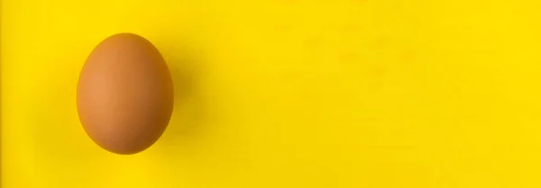 Ovo Marrom Isolado Fundo Amarelo Com Espaço Para Seu Texto — Fotografia de Stock