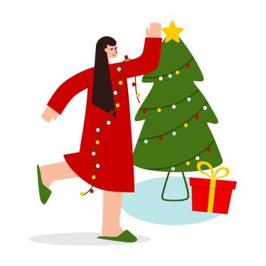 Bir kız Noel ağacını süslüyor. Noel ve Yeni Yıl kavramı. 