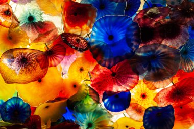 Cam çiçek avizesi kırmızı, mavi, yeşil, sarı ve turuncu renklerle patlıyor..