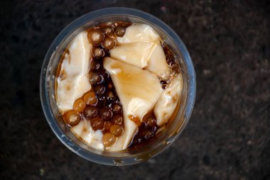 Tatlandırılmış soya peyniri sadece sabahları satılan ucuz bir Filipin lezzetidir..