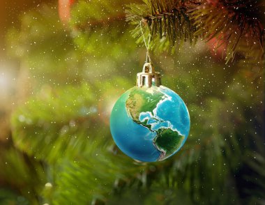 Bir Globe World Earth Noel ağacı çizimi. Çam ağacıyla süslenmiş değerli bir süs.