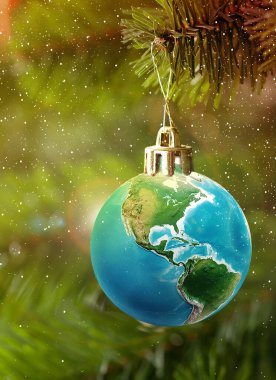 Bir Globe World Earth Noel ağacı çizimi. Çam ağacıyla süslenmiş değerli bir süs.