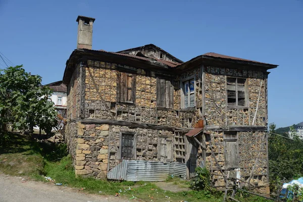 Gresun Turkey August 2018背景に山のある伝統的な黒海の家を作った木製と石の景色 村のGiresun 七面鳥 — ストック写真