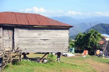 GRESUN, TURKEY - 27 Ağustos 2018; Eski köyde arka planda dağlar olan geleneksel bir karasu depolama (serenti) manzarası 