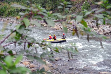 RIZE, TURKEY - 31 Ağustos 2018: Turistler (Firtina Creek) Rize, Türkiye 'de rafting yapıyorlar. Fotoğraf: Rize İlçesi, Türkiye