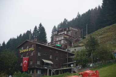 RIZE, TURKEY - 31 Ağustos 2018: Camlihemsin, Rize 'deki ünlü Ayder Platosu manzarası. Ayder Platosu 1350 metre yüksekliğindeki ahşap dağ evleriyle geniş bir çayır alanına sahiptir..