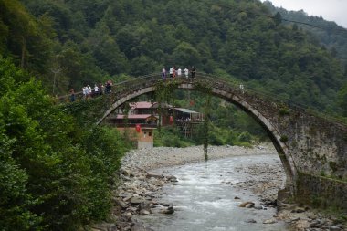 RIZE, TURKEY - 31 AĞUSTOS 2018: Senyuva 'daki tarihi Osmanlı köprüsü Taskopru, Ermenistan' daki Cinciva, Rize 'nin doğusundaki Camlihemsin yakınlarındaki Firtina nehri üzerinde