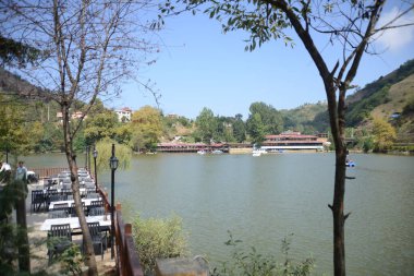 TRABZON, TURKEY - 09 EYLÜL 2018 Sera Gölü arkaplanının manzarası, güneşli bir günde Trabzon 'da dağ gibidir.