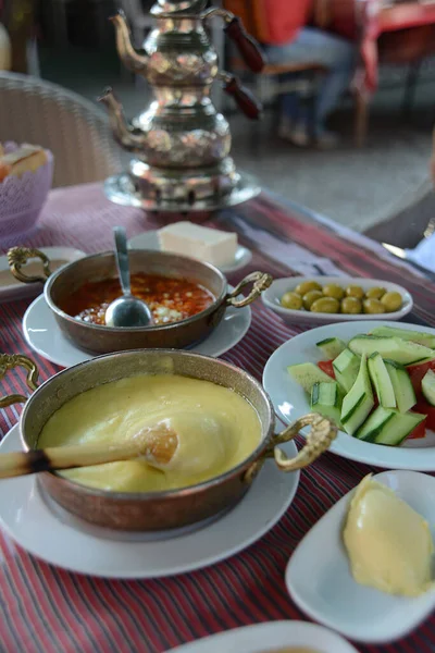 Trabzon Turkey September 2018 Hovedsagelig Kuymak Traditionel Tyrkisk Morgenmad Moskeen - Stock-foto