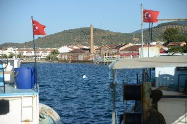 GURE, EDREMIT, BALIKESIR HAZİRAN, 13 2018 Eski zeytin yağı fabrikası ve iskeleden bir yürüyüş yolu