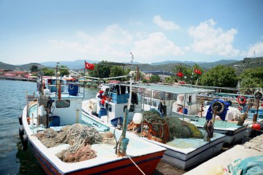 GURE, EDREMIT, BALIKESIR HAZİRAN, 13 2018 Eski zeytin yağı fabrikası ve iskeleden bir yürüyüş yolu