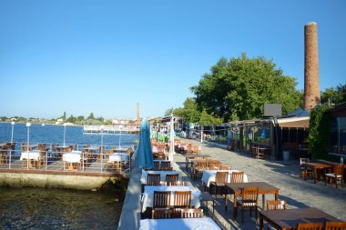 GURE, EDREMIT, BALIKESIR HAZİRAN, 13 2018 Eski zeytin yağı fabrikası ve iskeleden bir yürüyüş yolu