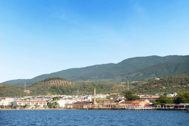 GURE, EDREMIT, BALIKESIR HAZİRAN, 13 2018 Eski zeytin yağı fabrikası ve iskeleden bir yürüyüş yolu