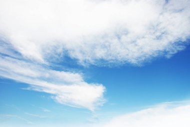 Küçük bulutlu mavi gökyüzü arkaplanı