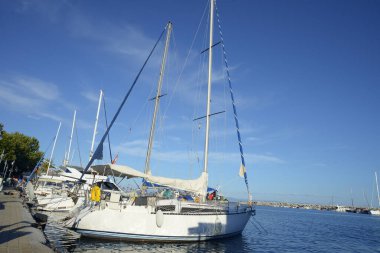 Kucukkuyu Liman Manzarası 'nda Bahar Güneşi Günü, Canakkale, Türkiye.