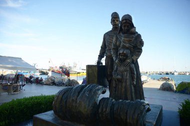 CANAKKALE, TURKEY - 1 Temmuz 2018 Türkiye 'nin Çanakkale kenti Kucukkuyu' nun önündeki her iki kıyıda da karşılıklı alış veriş heykeli