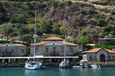 Tipik Ege Mimarisi ve güzel antik Assos kenti Sunny Day, Canakkale, Türkiye.