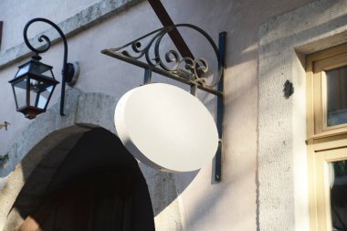 Caddedeki boş tabela.