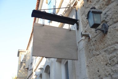 Caddedeki boş tabela.