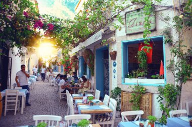 ALACATI, TURKEY - 11 Temmuz 2018 Renkli Alacati Evleri tarihi Alacati Kasabası manzaralı. Alacati Türkiye 'de daha popüler bir turizm beldesi.