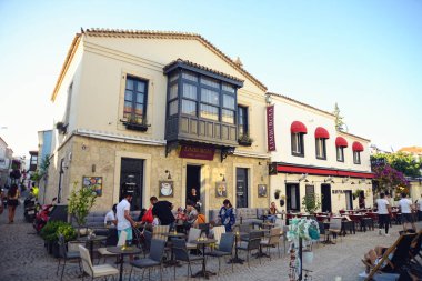ALACATI, TURKEY - 11 Temmuz 2018 Renkli Alacati Evleri tarihi Alacati Kasabası manzaralı. Alacati Türkiye 'de daha popüler bir turizm beldesi.