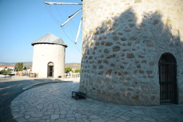 Alacati Turkey July 2018Ancient Old Stone Windmills Sunny Day Alacati — Stock Photo, Image