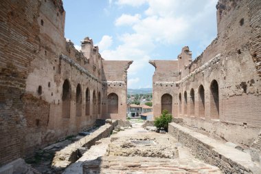 PERGAMON, TURKEY - 10 Temmuz 2018 Red Basilica (Türkçe: Kızıl Salon), Türkiye 'nin batısındaki Pergamon antik kentinde yıkılmış bir tapınaktır.