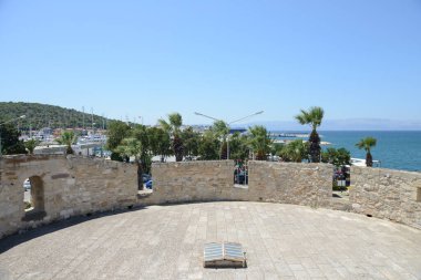 CESME, TURKEY - 13 Temmuz 2018: Cesme Town 'daki eski Osmanlı Kalesi manzarası. Cesme, İzmir 'in popüler turizm beldesi..