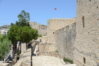 CESME, TURKEY - 13 Temmuz 2018: Cesme Town 'daki eski Osmanlı Kalesi manzarası. Cesme, İzmir 'in popüler turizm beldesi..