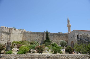 Cesme Town 'daki eski Osmanlı Kalesi manzarası. Cesme, İzmir 'in popüler turizm beldesi..