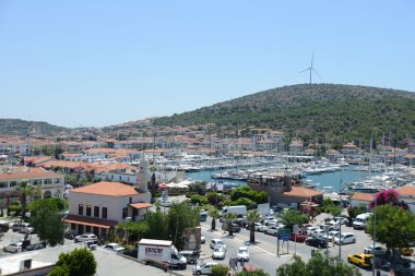 Cesme Town 'daki eski Osmanlı Kalesi manzarası. Cesme, İzmir 'in popüler turizm beldesi..