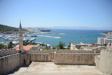 Cesme Town 'daki eski Osmanlı Kalesi manzarası. Cesme, İzmir 'in popüler turizm beldesi..