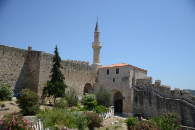 Cesme Town 'daki eski Osmanlı Kalesi manzarası. Cesme, İzmir 'in popüler turizm beldesi..