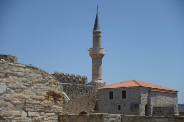 Cesme Town 'daki eski Osmanlı Kalesi manzarası. Cesme, İzmir 'in popüler turizm beldesi..
