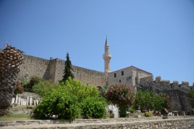 Cesme Town 'daki eski Osmanlı Kalesi manzarası. Cesme, İzmir 'in popüler turizm beldesi..