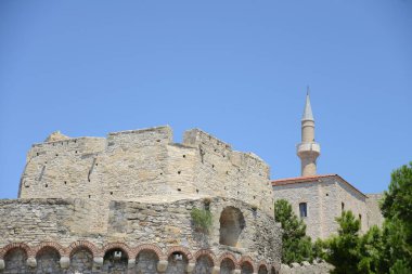 CESME, TURKEY - 13 Temmuz 2018: Cesme Marina sokak manzaralı Cesme Town. Cesme, İzmir 'in popüler turizm beldesi..