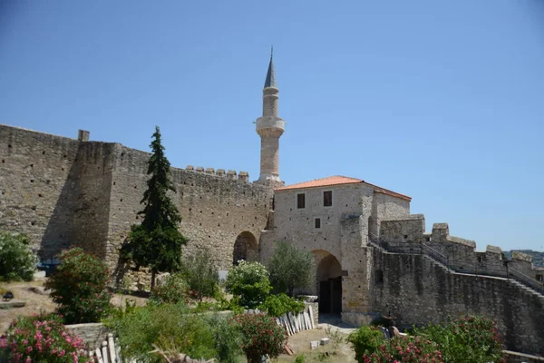 Cesme Town 'daki eski Osmanlı Kalesi manzarası. Cesme, İzmir 'in popüler turizm beldesi..