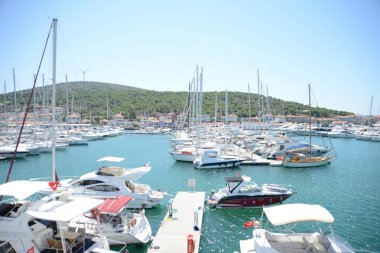CESME, TURKEY - 13 Temmuz 2018: Cesme Marina sokak manzaralı Cesme Town. Cesme, İzmir 'in popüler turizm beldesi..