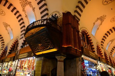 ISTANBUL, TURKEY, 14 Mart 2019: İnsanlar şehrin en büyük pazarlarından biri olan Baharat Çarşısı 'nda (Misir Carsisi) yürüyüp alışveriş yapıyorlar. Fatih bölgesinin Eminonu bölgesinde yer almaktadır..